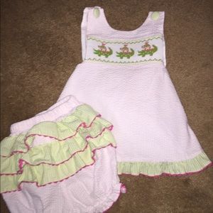 3t alligators and turtles shrimp and grits smock